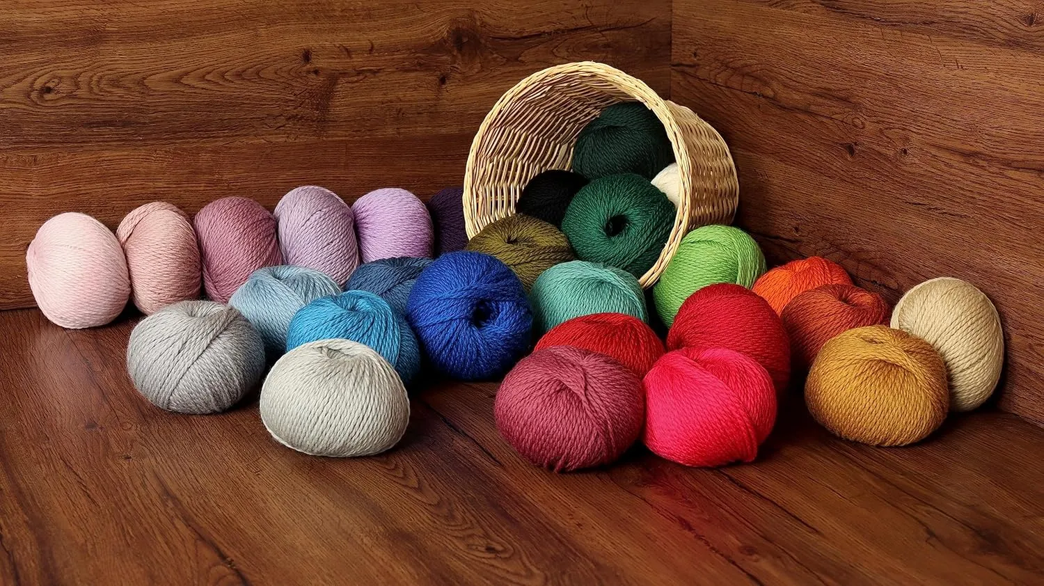 100% Highland Wool Yarn - Sourced Directly from Peru - Heavenly Soft and Perfect for Knitting and Crocheting (Worsted, Beige Latte)