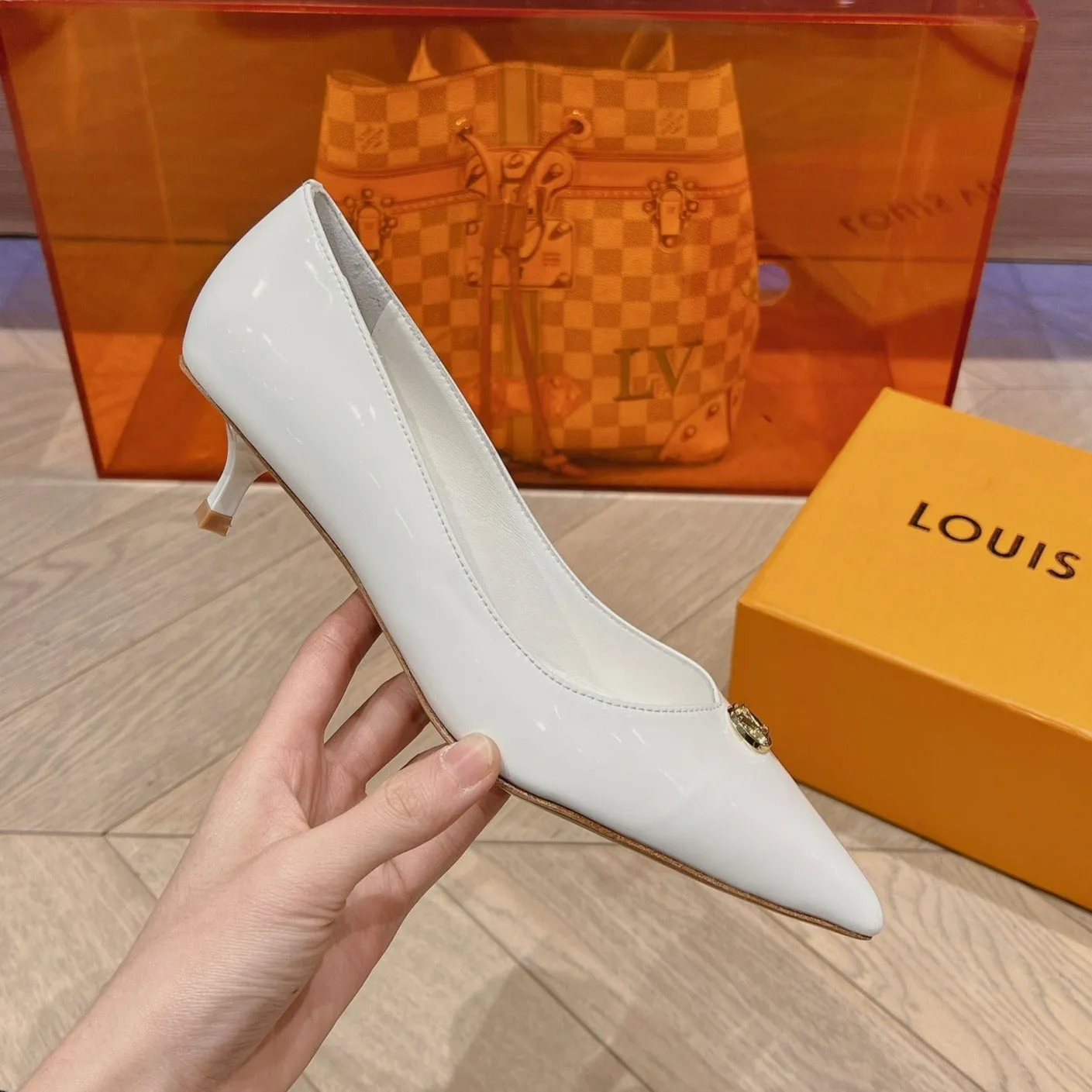 LV SINGLE LOW HEEL PUMP WHITE