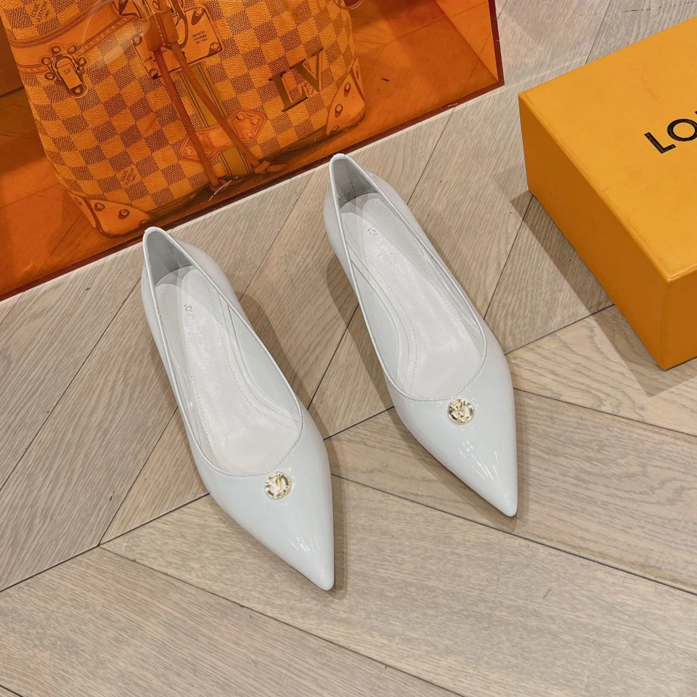 LV SINGLE LOW HEEL PUMP WHITE