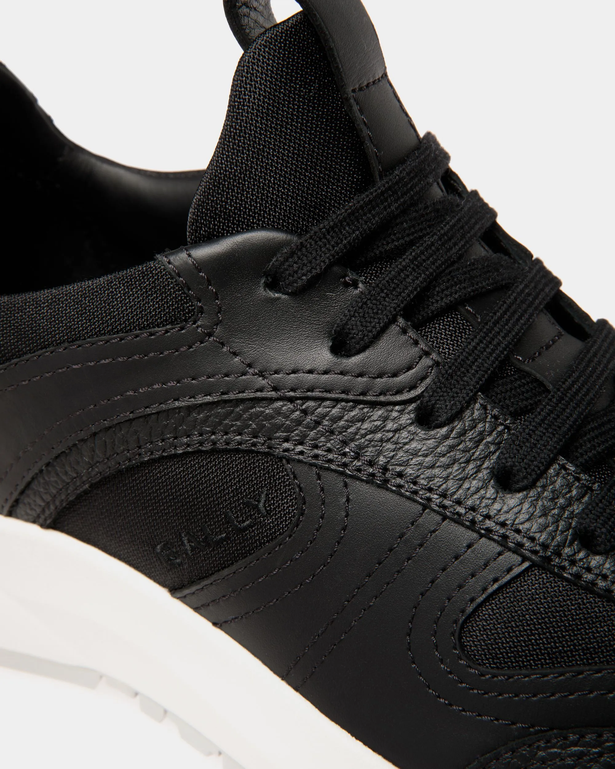 Outline Sneaker In Black And White Leather And Nylon